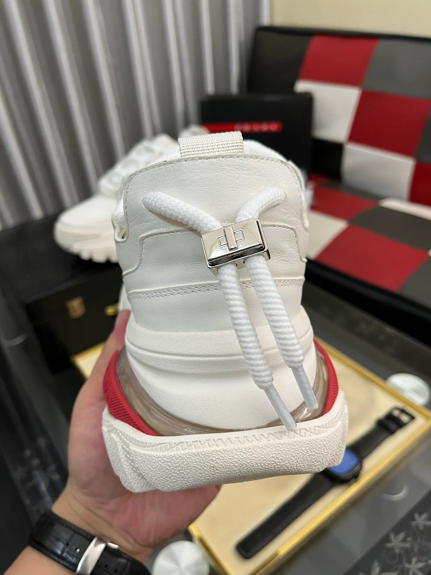 Men's shoes 💰: 800⌚️⌚️🔝High version The new PRADA (Prada) counters are launched simultaneously. The new men's shoes and 😘fabric are selected from first-layer cowhide and are made by pure handicrafts. Lining: Full cowhide lining. 👍🏿 High-end ☄️ air-cushion molded anti-slip rubber outsole, exquisite lines, simple and elegant, comfortable and high-end for leisure travel. Code number: 38 to 443️⃣Colors available